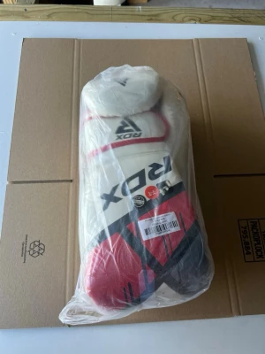 RDX Boxningshandskar 12 oz - Säljer ett par nya RDX boxningshandskar, 12 oz. Aldrig använda. Passar både säckträning och vanlig boxningsträning. Finns kvar så länge annonsen är uppe. Kan skickas mot fraktkostnad eller hämtas på plats. 