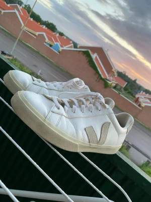 Vita Veja Campo sneakers 47 - Hej Tja. Säljer veja campo sneakers i storlek 47. Fina skor som passar till många outfits. Bra skick och,  lite smuts på sulan. 