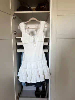 Vit klänning ginatricot - Säljer denna super fina klänning från ginatricot då den inte längre används, perfekt inför midsommar!☺️endast använd 2 gånger 