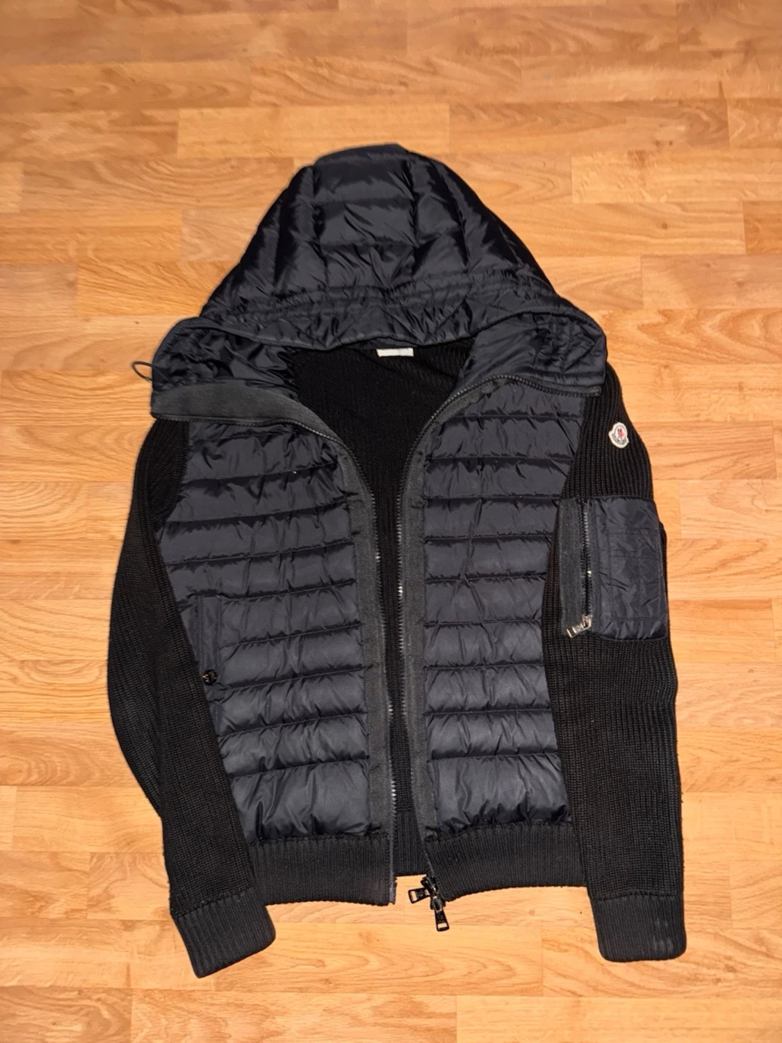 Svart pufferjacka med huva från Moncler