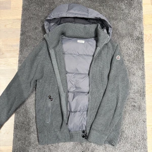 Grå moncler cardigan  - Jättefin moncler cardigan i nyskick. Nfc Scan funkar. Pris kan diskuteras vid snabb affär!