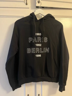 Hoddie - Väldigt lite använd, så i nyskick. Storlek M