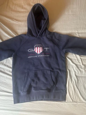 Mörkblå hoodie från GANT - Storlek 158-164