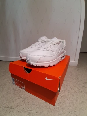 Nike Air Max 90 vita  - Helt nya fräscha nike air max 90 vita för endast 999kr storlek 43 men känns som 42 utan box har ni funderingar skriv till mig