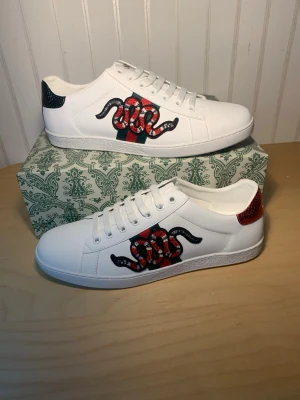 GUCCl ace Kingsnake - Kvitto finns. Skick 10/10. Sula 28cm. Pris 1499kr. 1199kr snabbafär. Skriv om du är intresserad/ har några frågor. 