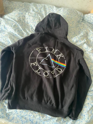 Svart Pink Floyd hoodie med tryck - svart Pink Floyd hoodie i storlek M. Fint skick!!