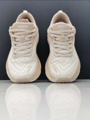 Hoka Bondi 8 storlek 42 - Helt nya och snygga Hoka skor som är aldrig använd. Hör av er vid intresse 