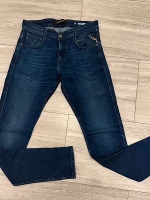Mörkblå skinny jeans från Replay w28 L34 - Snygga mörkblå anbass jeans från Replay. Jeansen har en smal passform och är tillverkade i stretchigt denimtyg för extra komfort. Perfekta för en trendig, avslappnad och grish look. Skriv gärna om du har några funderingar och pris kan såklart diskuteras.