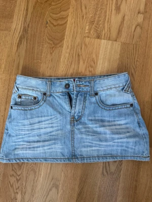 Ljusblå jeanskjol - Säljer en jättefin ljusblå jeanskjol. Kommer ej till användning💖 vet tyvärr ej märket då jag köpte den här på plick 