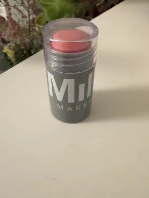 Milk Makeup krämrouge stick rosa Dash - Säljer ett krämrouge i stickformat från Milk Makeup. Färgen är en fräsch rosa ton som ger kinderna ett naturligt glow. Förpackningen är rund och kompakt med genomskinligt lock, perfekt att ha med i väskan. Enkel att applicera direkt på huden.
