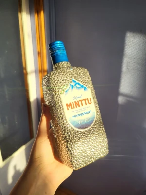 Dekorerad Minttu-flaska med rhinestones - Unik Minttu Peppermint-flaska täckt med rhinestones/stenar. Den är helt egengjord. Jag har använt B-6000 lim och rhinestones från Temu. Flaskan går att öppna om man viöl ha minttu i den eller ha som prydnad. Skriv gärna vid frågor😊🫶