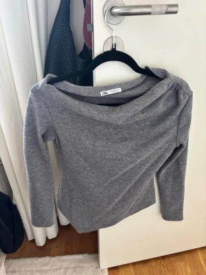 Grå off shoulder tröja - Super fin att ha till finare tillfällen 😙