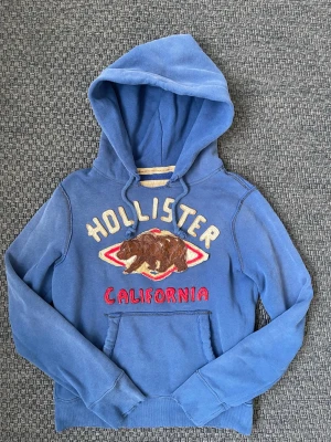 Hollister vintage 2000s hoodie (sällsynt) - Säljer nu denna sjukt snygga Vintage 2000s Hoodie! Passar till allt och har en perfekt passform. Säljs ej längre i butik och är därav mycket eftertraktad😊 passar M perfekt ! Skriv vid funderingar 🤝