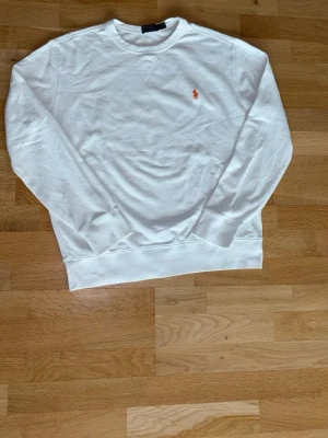 Ralph Lauren tröja - Tja, säljer nu min Ralph Lauren tröja då den inte längre passar. Tröjan har inga stora tecken på slitage och användning. Hör av er vid frågor!