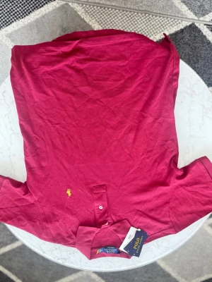 Vinröd pikétröja från Polo Ralph Lauren - Säljer en vinröd pikétröja från Polo Ralph lauren. Ny har inte använt de. Skulle nog säga att de passar inte skinny grabbar . 