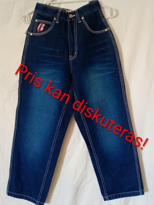 Äkta ​Ruff Ryders Baggy Jeans – Helt oanvända (tags kvar) - Äkta, helt oanvända vintage Ruff Ryders baggy jeans, storlek 26 (XS/S/34/36) med prislapp kvar. Mörkblå denim med grova, vita kontrastsömmar och stor broderad logga på bakfickan samt sidofickan. De är skurna för att sitta löst och ge det där klassiska, snygga 'baggy'-fallet, och är snyggare på än vad man kan se på bild. Priset kan absolut diskuteras. Jag kan skicka byxorna med spårbar frakt, eller så går det bra att mötas upp om du bor i närheten. 🎀
