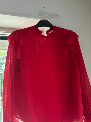 Blus Cubus - Röd blis med volang detaljer i ärmarna och axlarna, från Cubus i storlek S!