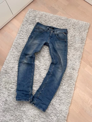 Blå raka jeans från Replay - Jeans från Replay med riktigt snygga slitningar på låren och knän!