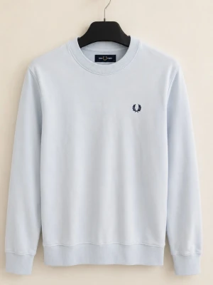 Fred Perry Sweatshirt Strl M – Nyskick – Ljusblå - Snygg ljusblå sweatshirt från Fred Perry med klassisk rund halsringning och diskret broderad logga på bröstet. Tröjan har ribbade muddar vid ärmslut och nederkant. Perfekt för en clean och stilren look. Bra skick