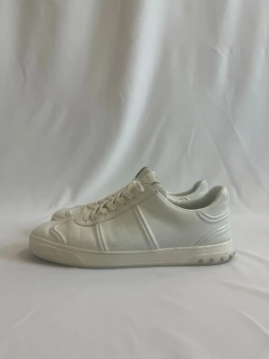 Vita Valentino Flycrews  - Tjena! Säljer nu dessa eftertraktade Flycrews i vitt. Skorna är i storlek 43. Skorna har alla studs/nitar kvar. Skorna är i mycket bra skick och har inte några direkta defekter. Dessa skor tillverkas ej längre därav mycket sällsynta.                                                       Ny pris: ca 6000kr Tveka inte på att höra av er vid frågor eller funderingar! Priset är diskutabelt