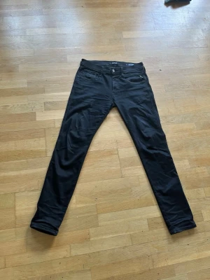 w31 - Feta svarta replay byxor i modellen anbass. W31-32 L32