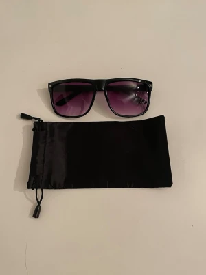 R@yban liknande solglasögon - Tjena! Säljer nu dessa feta solglasögonen. Dem är nästan identiska med Rayban, form, färg och kvalité. Enda skillnaden är att dessa inte har någon Rayban logga, vilket är det man betalar för annars. Skicka ett pm vid intresse, skicka bud. 