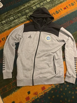 Select hoodie med Utsiktens BK logga  - Select hoodie med Utsiktens BK logga. Har använt den i en säsong och den var riktigt skön att ha i vardagen och passar 