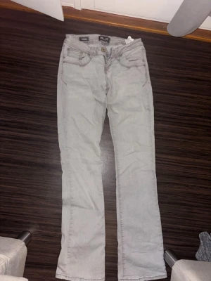 grå bootcut jeans ltb valerie  - säljer dessa supersnygga low waist jeansen ifrån ltb!! superbra skick !! nypris ca. 800-900kr 