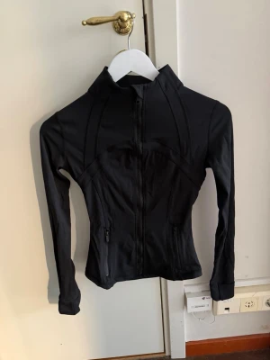 Lululemon - Träningsjacka från lululemon. HELT NY!!!!!. Oanvänd. Fel storlek och hann inte skicka tillbaka😭