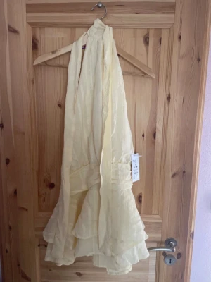 Gul Sommarklänning från Gina Tricot - Halterneck kort klänning från Gina Tricot 14+ aldrig använd med prislapp 
