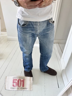 Levis jeans - På plick Live 11 Juni 17.00  - Levis jeans, Inga större defekter. Modellen i bilderna är 180 cm 75 kg pch bär Storlek , W34 L32 , Måtten i sista bilden är A: 42 B: 99, Kom med frågor! 