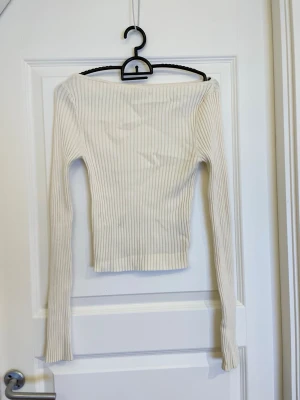 Söt långarmad top💕 - En söt vit tröja från hm. Den är knappt använd men har två fläckar på sig.