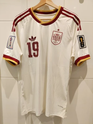 Spanska landslaget matchtröja VM 2026 - Lamine Yamal #19 - M - Säljer en matchtröja / fotbollströja från spanska landslaget vm 2026 med Lamine Yamal #19 på ryggen. Storlek M. Tröjan är en reprint helt ny och oanvänd.