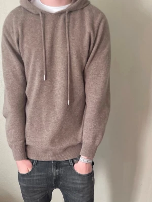 Kashmir hoodie - Tja säljer en ”kashmir” hoodie (inte äkta Kashmir) | storlek: S | fint skick | hör av dig om du har några funderingar😁
