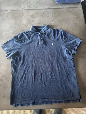 Ralph Lauren Pike - Säljer en riktigt stilren, modern snygg marinblå pike från Ralph Lauren. Storlek: L. Skriv vid frågor eller kom med bud!