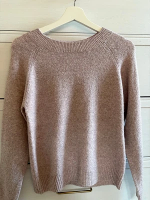 Superfin rosa stickad tröja - Säljer en rosa stickad tröja då den inte kommit till användning. Inte stickig alls. Storlek xxs. PostNord prioriteras