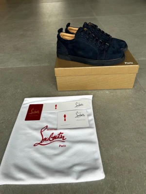 Christian Louboutin marinblå - Nästan halt nya loubs har använt de 5 till 6 gånger säljer för de var lite för små💫 skriv om ni har några frågor och pris kan diskuteras🤝🙏