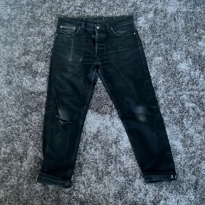 Nudie Selvage Jeans - Säljer dessa svarta selvedge jeans från Nudie. Använts i ca 2 år. Modell: Gritty Jackson. Storlek 33/30 men sitter som 32/30. Nypris ca 3000 tusen. Hör av er om frågor!