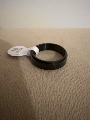 Fidget Ring Spinner – Svart Anti-Stressring 19,8mm - Fidget Ring Spinner – Svart Anti-Stressring   Elegant och rogivande fidget ring i kvalitets metall med svart finish. Perfekt för dig som vill minska stress, oro eller rastlöshet – snurrdelen rör sig smidigt och tyst.    -Storlek: Innerdiameter 19,8 mm, US10 -Passar: Passar både kvinnor och män och bekväm att bära  -Design: Svart, Rostfritt stål, Allergivänlig,  Lätt, Unisex, Slitstark – både snygg och funktionell! -Skick: Helt ny med tags   💫 Se övriga annonser 💫