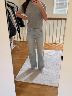 Ljusblå raka jeans med hög midja - Säljer ett par ljusblå jeans med rak passform och hög midja. 