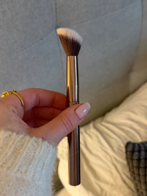 Sminkborste till cream blush - hickap 506 angled blush - Säljer en helt ny sminkborste från Hickap. En av deras nysläpp. Borsten är anpassad för applicering av kräm blush, men funkar säkert bra till andra typer av produkter🌸  Hör gärna av dig vid frågor💗