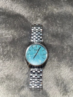 Snygg klocka ⭐️ - Snygg klocka från Regol⭐️den funkar perfekt! Min handled är 18 cm och den sitter lite tajt så rekommenderar 17 cm och neråt! 