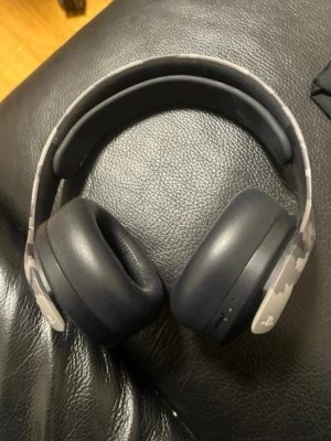 PlayStation trådlösa gaminghörlurar - Säljer dessa Playstation Pulse 3D - Headset. För att jag har några andra,  bättre PS hörlurar som jag använder mer just nu. Funkar både till PS4 och PS5, finns samt knappar som volym,start knapp, Off monitor knapp osv. Alla knappar finns på bilden om ni vill se fler funktioner! 😊