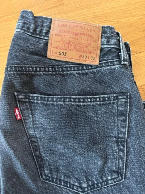 Levi's 501 grå jeans  - Klassiska Levi's 501 jeans i grå denim med rak passform. Jeansen har fem fickor och knappgylf. Färgen heter crash courses.