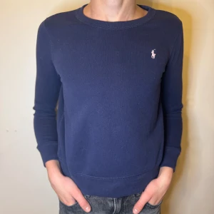 Marinblå Ralph Lauren Sweatshirt Rosa Pony logga tröja - Marinblå Ralph lauren tröja bra skick. Stl xxs 