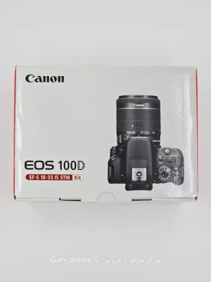 Canon EOS 100D systemkamera kit - Canon EOS 100D systemkamera med svart plastkropp och ett EF-S 18-55 IS STM objektiv. Kommer med batteriladdare och strömkabel. Smidig och lätt kamera för dig som vill ta snygga bilder med många inställningsmöjligheter.