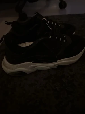 B22 - Ett par snygga B22 skor. Inga synliga skador. Skriv för mer frågor. Strl 42 men passar 43