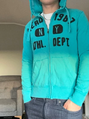 Aeropostale zipup hoodie - Fin ljusblå/turkos hoodie från Aeropostale, perfekt för våren med lite ljusare färg☀️ Skicket är bra och den sitter perfekt! Storlek XS men siiter som S/M och passar perfekt på mig som är 176cm lång och 70kg, passar någon kortare eller lättare också. Skicka gärna frågor! Mvh