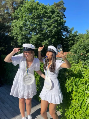 Studentklänning/Sommarklänning  - Säljer nu min underbara studentklänning! Den har puffärmar, volanger och snören som gör att det går att knyta åt lite i midjan! Det går även att ”knäppa” vid bysten om man vill. Den är i storlek S men passar mig som brukar ha M och den är endast använd en gång. Pris kan diskuteras