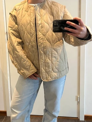 Zara Reversible quiltad jacka - Helt ny dubbelsidig jacka ifrån Zara helt ny utan prislapp!💕 Storlek M passar S/M.